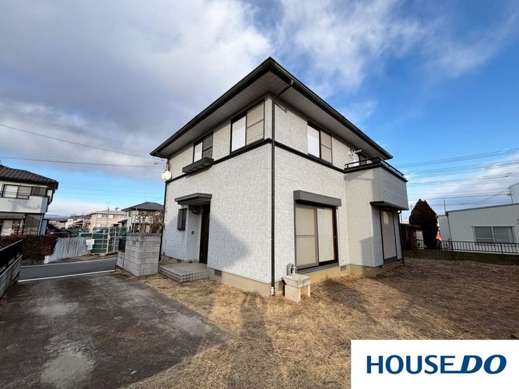 【外観写真】
周囲に視界を遮る高い建物がなく、青空が気持ちよく広がる開放的な住まい☆広いお庭は、ガーデニングやBBQ、お子様の遊び場など、趣味に合わせて自由に使えます!