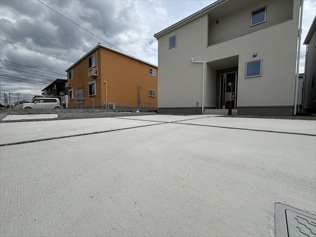 車の出し入れがスムーズで、荷物の積み下ろしも楽に行える、安全で快適な設計です。