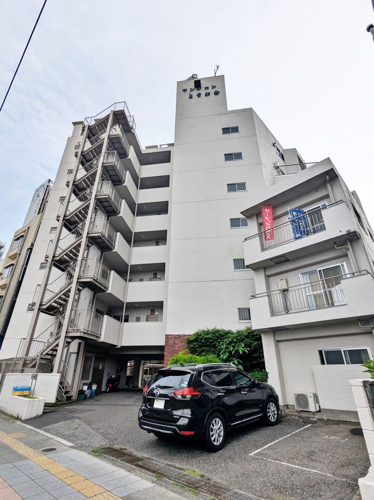 【外観】
落ち着いた色合いの外観で、周辺の街並みに自然と馴染むマンション。前面道路も広めで、車や自転車の出入りがしやすい配置です。