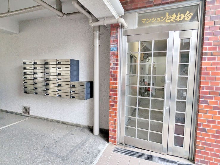 レトロな雰囲気を残したエントランス。ガラス扉で外から中の様子が確認でき、来訪者を迎えやすい造りとなっています。