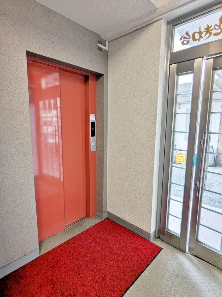 エレベーター付きで、重い荷物や日々の移動もスムーズ。共用部はシンプルで、管理状態も確認しやすい空間です。