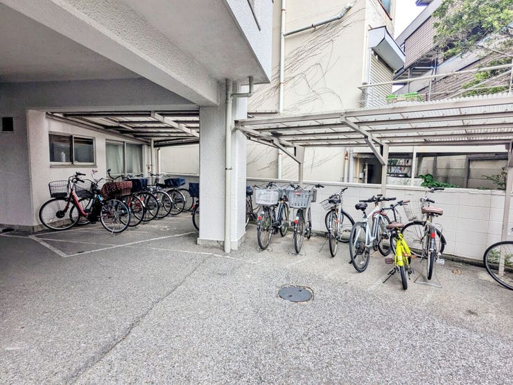 屋根付きの駐輪スペースを確保。通勤・通学や近隣への移動に自転車を利用される方にも便利な共用設備です。