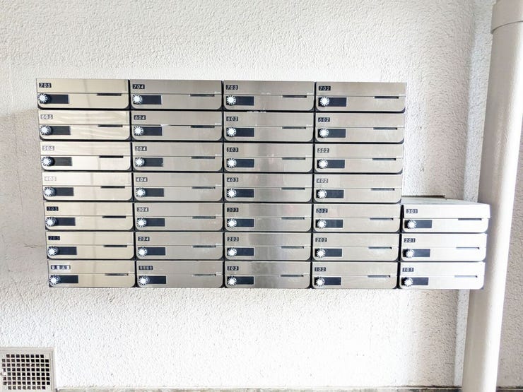 各戸分の郵便受けが整然と並び、共用部としての管理状況がうかがえます。日常的な郵便物の受け取りも安心です。