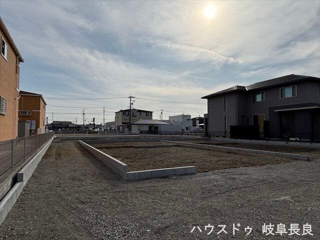 人気の平屋の物件です。階段がなく、洗濯や掃除などの家事がスムーズになります。建築はこれからですが、物件周辺を見て回りませんか?建物だけでなく周辺の生活環境も物件購入には大切な要因です。
