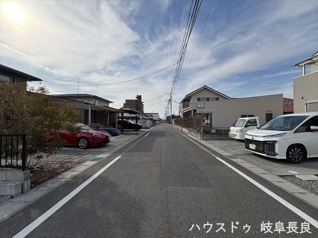 ≪北側西向き≫
幅員約6mの前面道路です。車がすれ違うのに十分な道幅です。車が2台と通行人も通れる幅となっています。