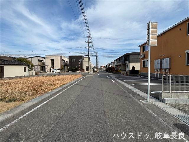 ≪北側東向き≫
住宅街に面した道路になります。前面道路の幅もゆとりがあり、駐車も焦らずできそうですね。また交通量も少なく、安心ですね。