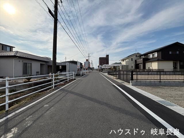 ≪南側西向き≫
幅員約6mの前面道路です。道路幅が広いので、向かいの住宅とも距離があるため日当たりも確保しやすいです。