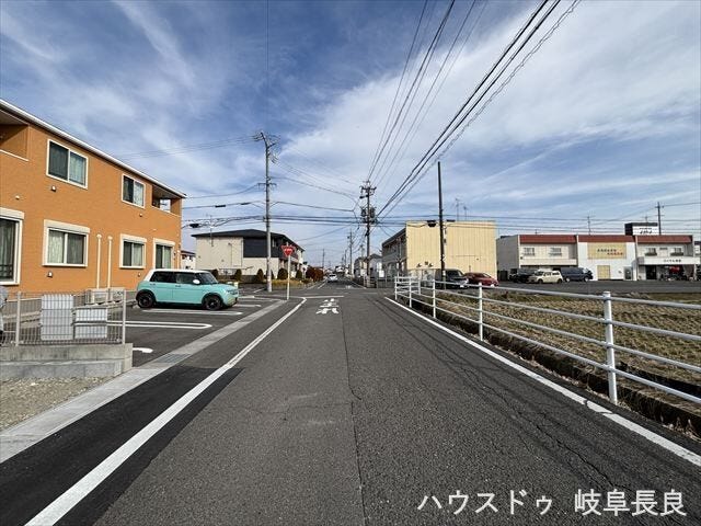 ≪南側東向き≫
陽当たり・通風が良いので南側に庭や窓を作りやすくなり、家の中に長時間光を取り込むことが出来ますね。