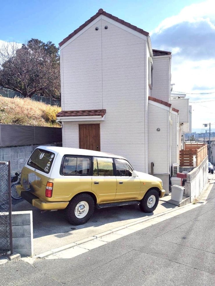 全面が道路に面した開放的な区画♪外からの視線が気にならない、プライバシー性の高い戸建です。