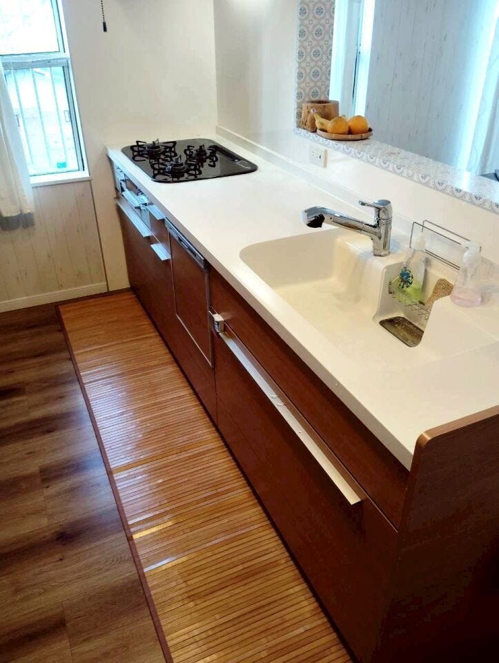 ウッド調のおしゃれなキッチン。三口コンロ、食洗機で家事がはかどります。