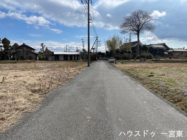 ≪北側東向き≫
車がすれ違うには厳しい道幅ですが、車はスピードを抑えて走行するので、お子様にも安全な道幅となっています。