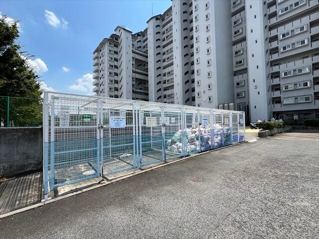 マンション北側にあるゴミ置き場です。柵が設置されていますので、カラスから防ぐことができ、ゴミ出しトラブルなどの発生も防げます。