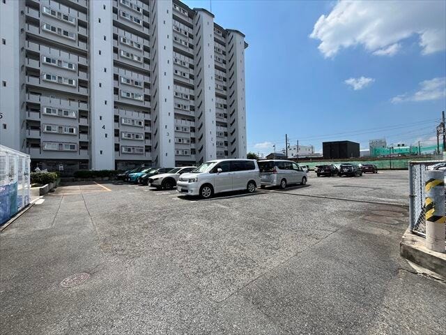 マンション北側にある平面駐車場です。
