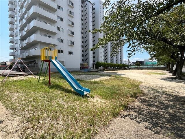 マンション北側に遊園場があります。滑り台やブランコの遊具があり、小さなお子様を遊ばせることができますね。