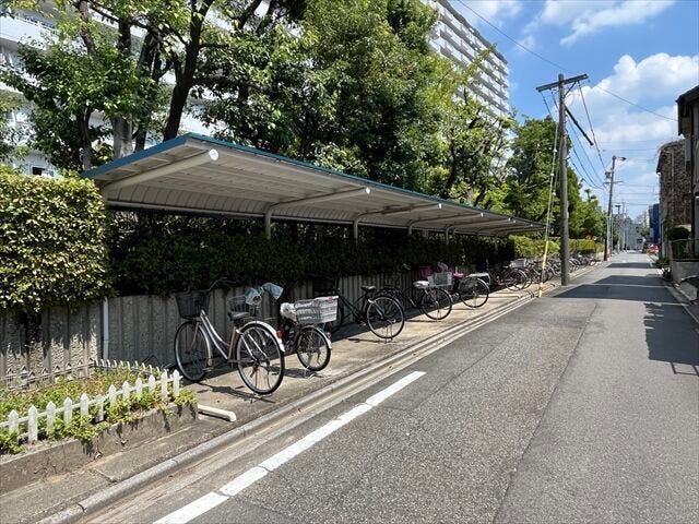 マンション南側前面道路です。南側にも駐輪場が完備されています。