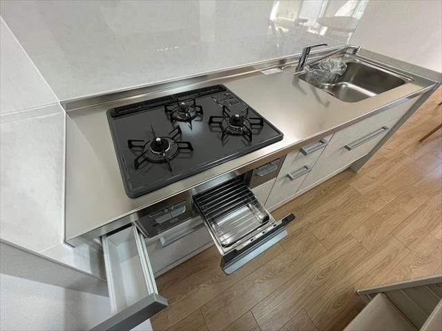 ◆ビルトインコンロ◆使い勝手が良いガスの3つ口コンロ。錆びにくくて耐久性や耐熱性にも優れたステンレスシンクを採用。