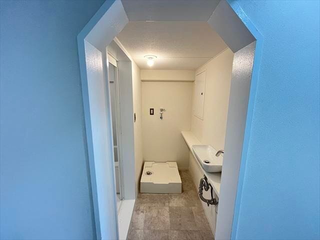 ◆洗濯機置き場◆洗面所の入口デザインが表情豊かで、明るく爽やかな雰囲気