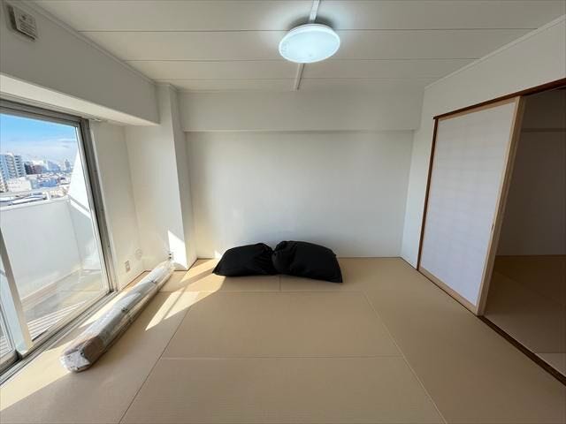 6畳南側和室:採光の良い和室はのんびりと寛げる空間