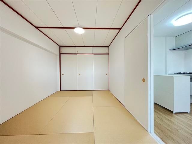 6畳中央和室:2WAYに使える和室。お客様の宿泊にも対応できる頼もしい空間です。