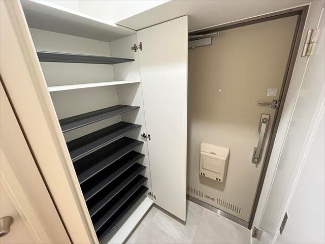 散らかりがちな玄関もすっきりの玄関収納付き。