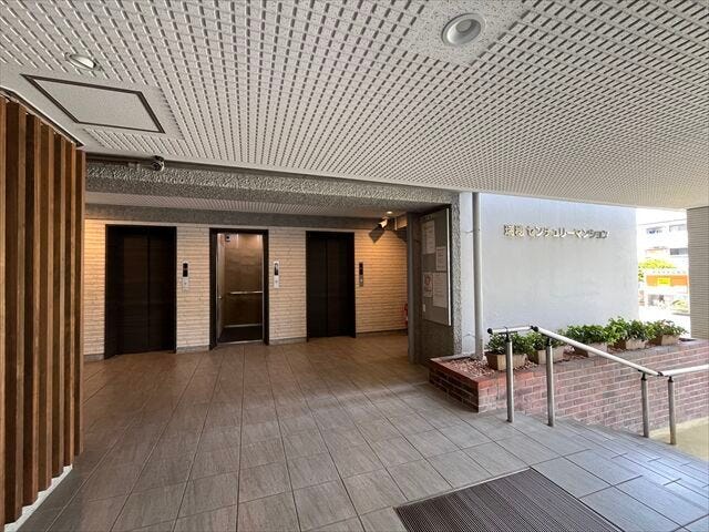 エレベーターが3基 設置されています。朝の通勤・通学時間帯でもスムーズに移動できます。