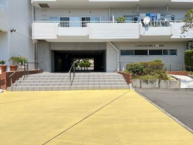 マンション南側エントランスです。