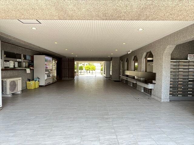 南北から出入りができる広いロビーです。自動販売機が設置されています。管理人室もあります。