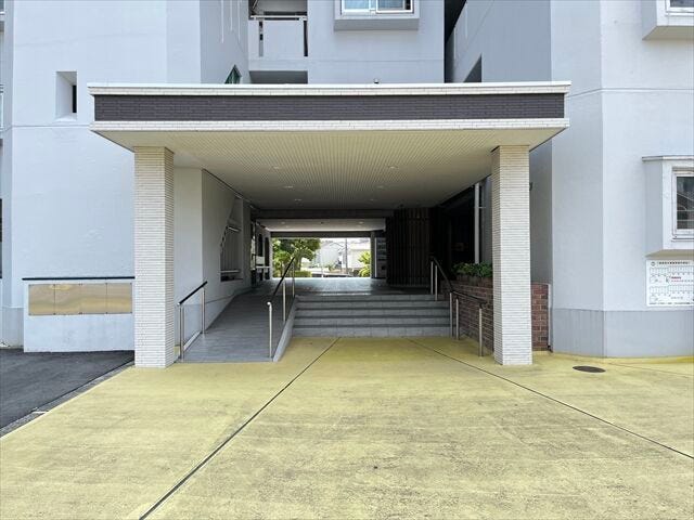 マンション北側にもエントランスがあります。