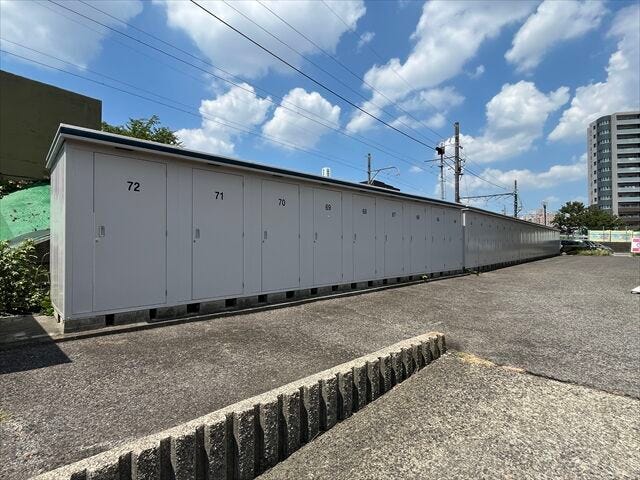 マンション西側と東側にトランクルームが完備されています。