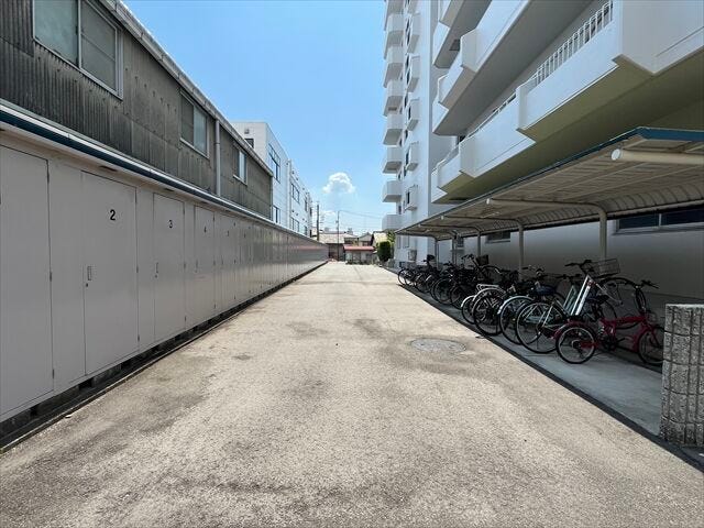 マンション東側にもトランクルームと駐輪場があります。