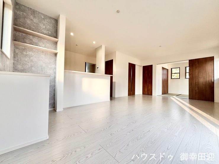 ■安らぎと笑顔の中心地■陽光が優しく降り注ぎ、会話が自然と弾む。ここでは、毎日が特別な時間へと変わります。