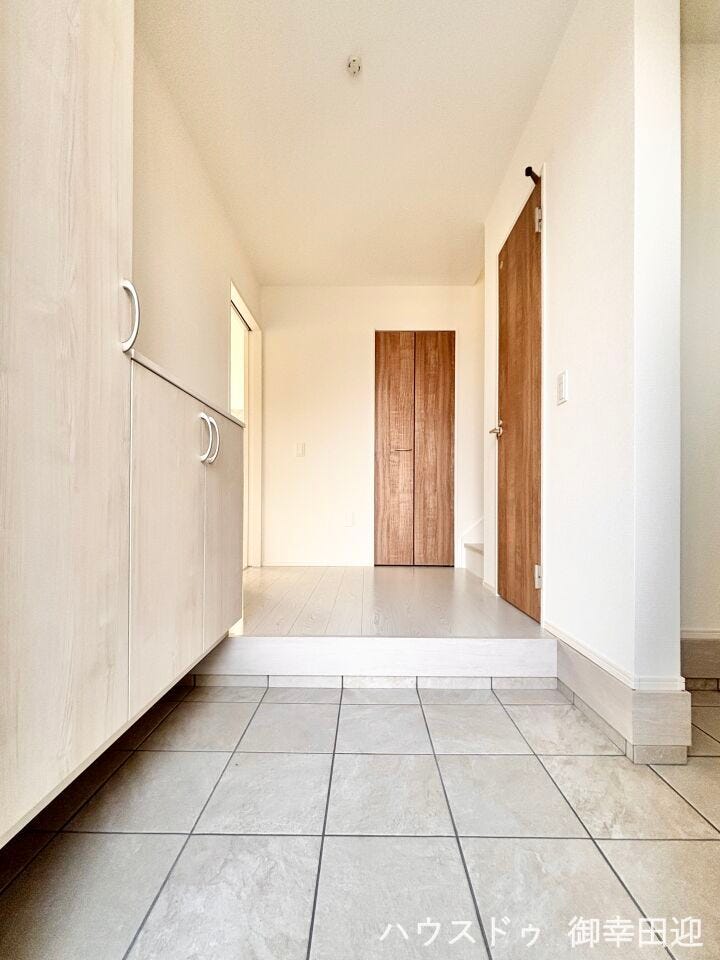 ■「しまう」が叶える美しい玄関■大容量のシューズボックスがあることでいつも整理された、気持ちの良い「家の顔」を保てます。