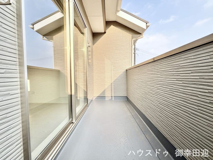 ■空の下の開放的な特等席■日光浴や読書、外の空気を感じながらリフレッシュ。暮らしを豊かにする、もう一つの心地よい空間です。