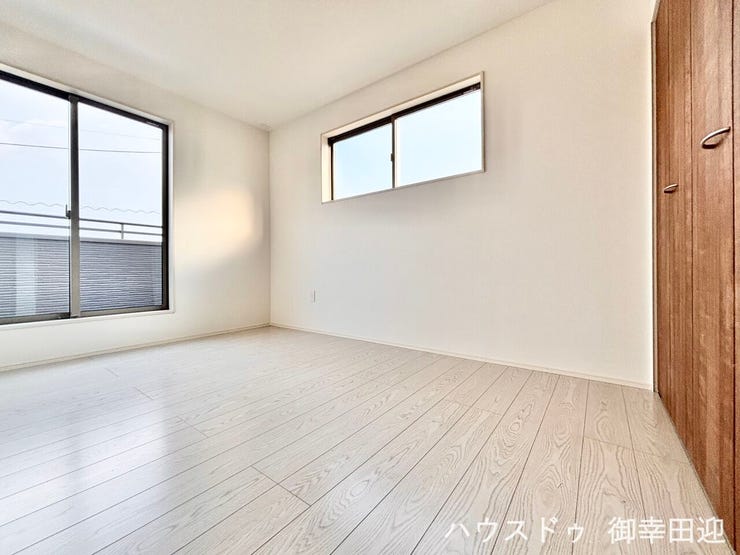 ■2階6.5帖洋室■寝室、書斎、趣味の部屋。家族の成長やライフスタイルに合わせ、様々な使い方ができる快適な空間です。