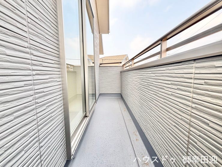 ■空の下の開放的な特等席■日光浴や読書、外の空気を感じながらリフレッシュ。暮らしを豊かにする、もう一つの心地よい空間です。