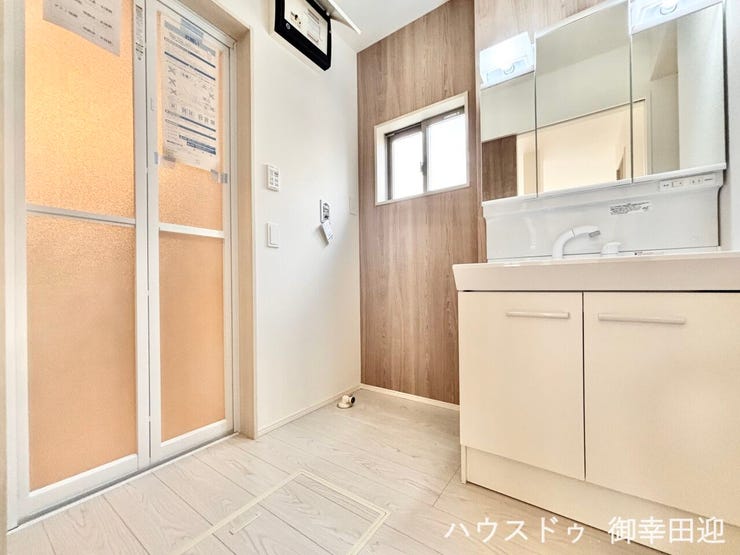 ■清々しいリフレッシュ空間■自分を磨き、気持ちを切り替える。心地よい光が差し込むプライベートスペース。