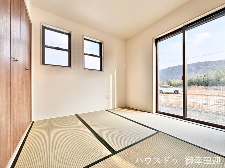 ■1階4.5帖和室■ゲストをもてなし、昼寝や家事にも使える、畳のぬくもりが心地よい多目的万能スペース。