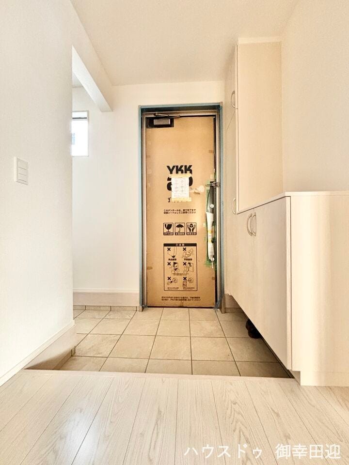 ■「ただいま」の安堵をくれる場所■訪れる人を迎え入れ、帰るたびにホッと一息つける、明るく機能的なエントランス。