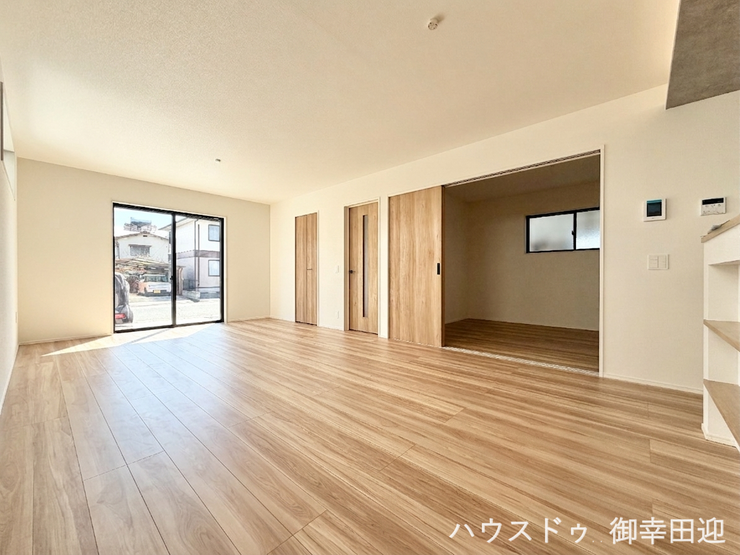 ■安らぎと笑顔の中心地■陽光が優しく降り注ぎ、会話が自然と弾む。ここでは、毎日が特別な時間へと変わります。