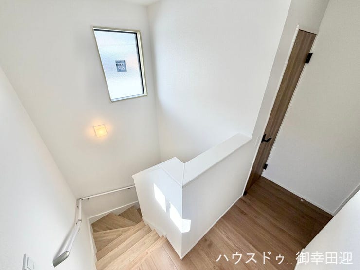 ■暮らしを繋ぐ、明るい動線■採光窓から光が差し込み、足元を優しく照らす。安全で快適な、家族の生活を支える縦の繋がりです。