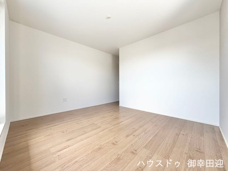 ■2階8帖洋室■心からリラックスできる静けさ、上質な眠りで、毎日をリセットします。明日への活力を養う空間です。