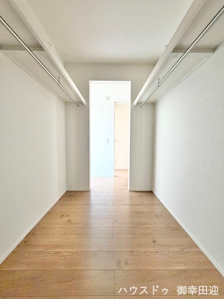 ■2階8帖洋室WIC■衣類から小物まで一ヶ所に集約。整理整頓がしやすく、毎日のコーディネートが楽しくなるゆとりの収納です。