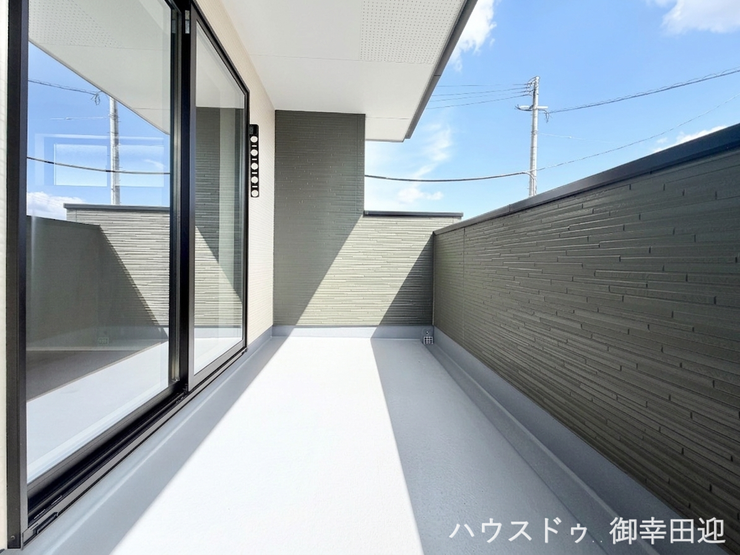 ■空の下の開放的な特等席■日光浴や読書、外の空気を感じながらリフレッシュ。暮らしを豊かにする、もう一つの心地よい空間です。