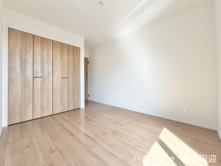 ■2階5.7帖洋室■寝室、書斎、趣味の部屋。家族の成長やライフスタイルに合わせ、様々な使い方ができる快適な空間です。