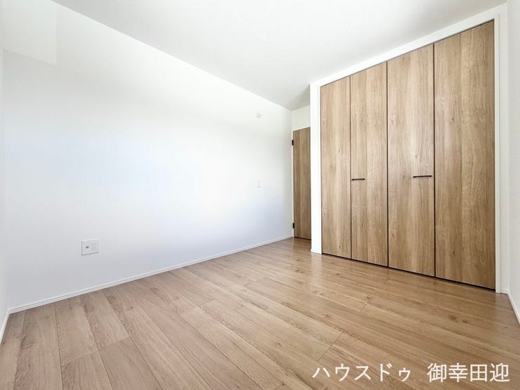 ■2階5.2帖洋室■寝室、書斎、趣味の部屋。家族の成長やライフスタイルに合わせ、様々な使い方ができる快適な空間です。