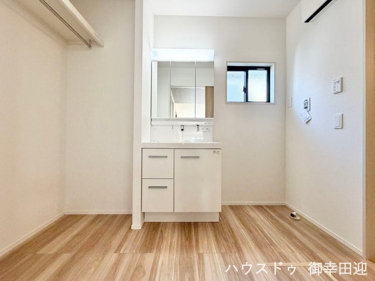 ■清々しいリフレッシュ空間■自分を磨き、気持ちを切り替える。心地よい光が差し込むプライベートスペース。