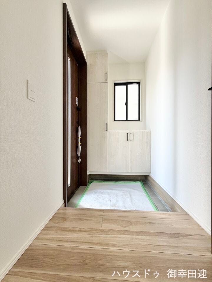 ■「ただいま」の安堵をくれる場所■訪れる人を迎え入れ、帰るたびにホッと一息つける、明るく機能的なエントランス。