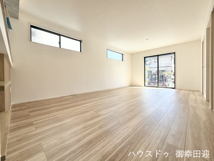 ■安らぎと笑顔の中心地■陽光が優しく降り注ぎ、会話が自然と弾む。ここでは、毎日が特別な時間へと変わります。