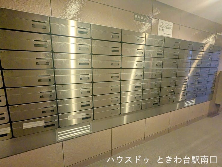 ステンレス製の集合ポストを整然と配置。管理状態が行き届いており、日常的に使用する設備だからこそ、清潔感と使いやすさが感じられます。