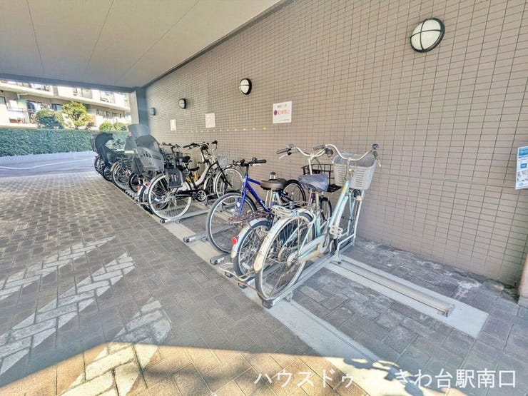 屋根付きの駐輪スペースで、雨天時も安心して利用可能。整理された区画により出し入れもしやすく、自転車利用が多い方に嬉しい環境です。